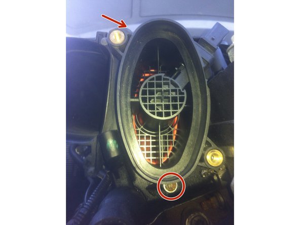 Le débitmètre est fixé sur le boîtier du filtre à air par 2 vis. Il faut une douille Torx femelle E6 pour les retirer.