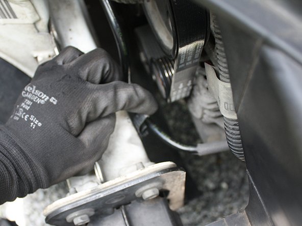 Pour ce faire, déclipser l'attache plastique qui retient le conduit au châssis.