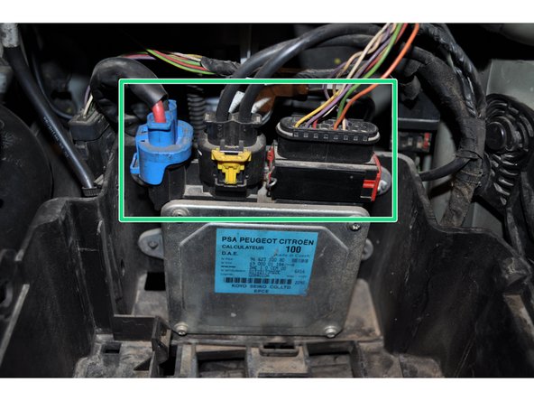 Débrancher les trois connecteurs du calculateur