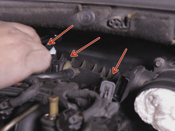 Dévisser les 3 vis hexa taille 4 du couvercle du filtre à air