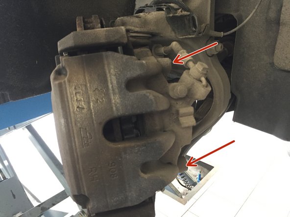 
Tighten the caliper screws using the 7 mm Allen key.
