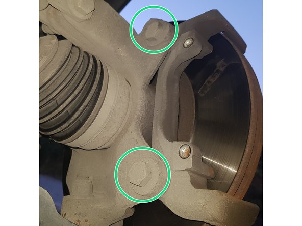 Avec une douille de 18mm retirez les 2 vis du support d'étrier.