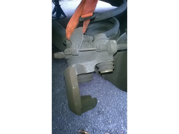 Après la dépose des 2 fixation de l étrier soulever l étrier par le bas et le suspendre.Puis déposer les 2 plaquettes de frein.