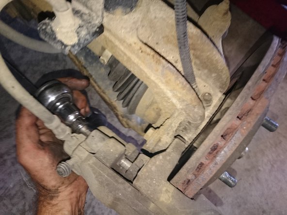 A la clé allen mâle 7mm (6 pans) desserrer les deux boulons. Attention cette taille de clefs n'est pas courante !