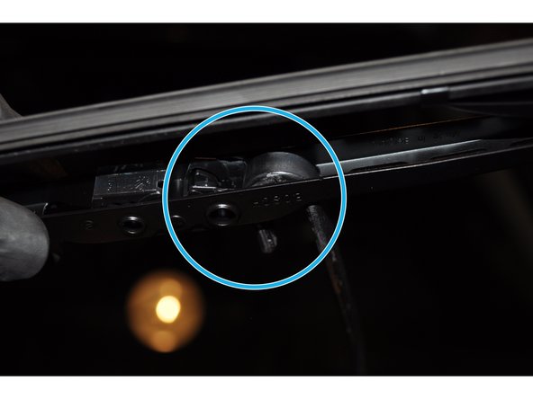 Utiliser la même méthode que l’étape 4 pour poser le balai d'essuie glace coté passager.