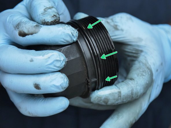 Lubrifier avec un peu d'huile le bas du filtre à huile