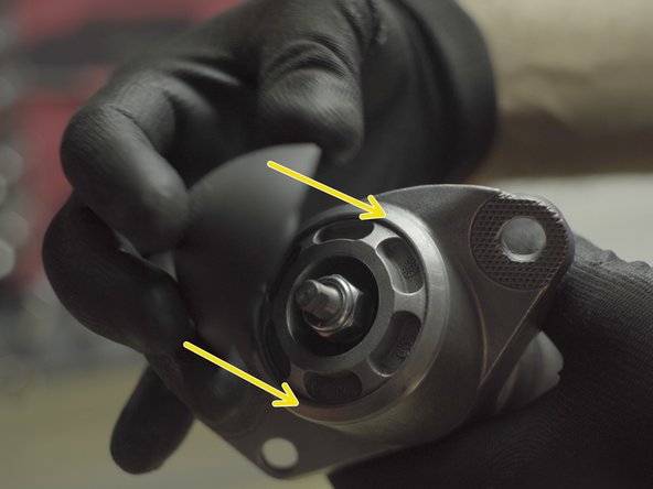 Replacer le cache sur la butée d'amortisseur