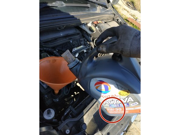 Si vous avez utilisé des rampes de levage ou des chandelles, il va falloir absolument les retirer. Le niveau d'huile se fait impérativement sur sol plat.