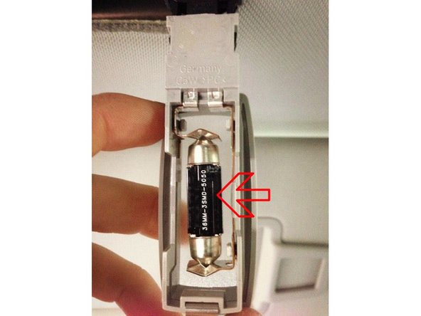 Veuillez ouvrir la trappe du miroir pour vérifier que l'ampoule fonctionne bien.