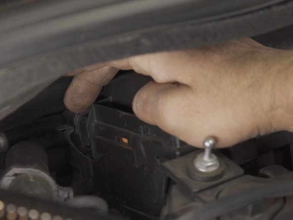 Débloquer l'agrafe présente sur le côté gauche de la boite à air