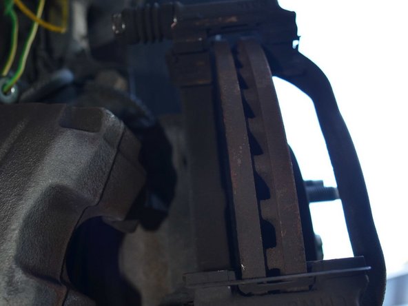 Pour retirer les plaquettes il suffit de tirer dessus pour les faire coulisser dans leurs guides.