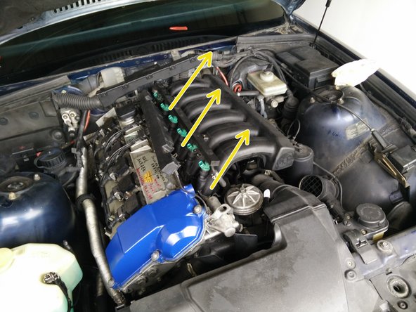 Tirer le collecteur dans le sens des tiges filetées où il y avait les écrous