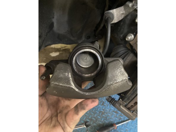 Une fois l’étrier retirer, il faut retirer les coulissaut il faut juste tirer déçu, puis bien nettoyer avec un chiffon est du nettoyant frein