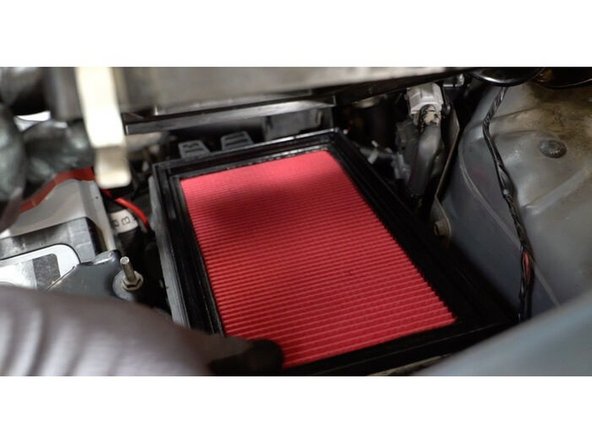 Étape 9 Insérez un nouvel élément filtrant dans le compartiment du filtre. Assurez-vous que le cadre du filtre s'insère de manière ferme dans le boitier.