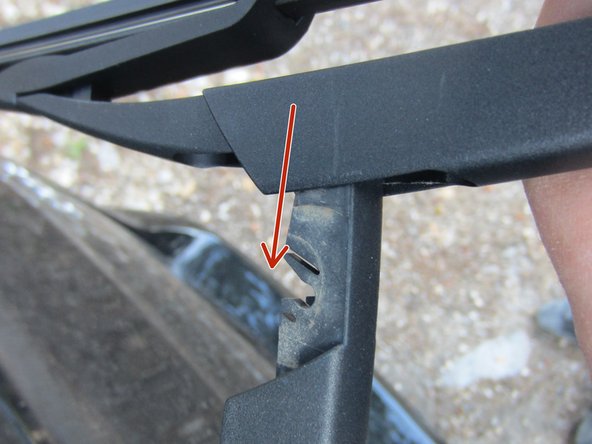 Insérer le balais neuf dans l'encoche du bras de balai