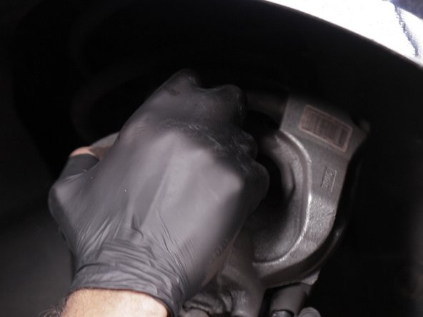 Astuce : placer l'étrier sur le ressort de suspension pour ne pas détérioré le flexible de frein