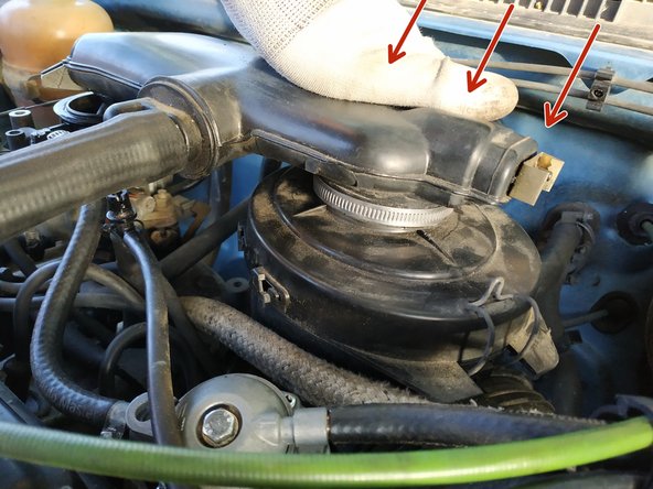 enfoncer la coiffe sur la boîte à air