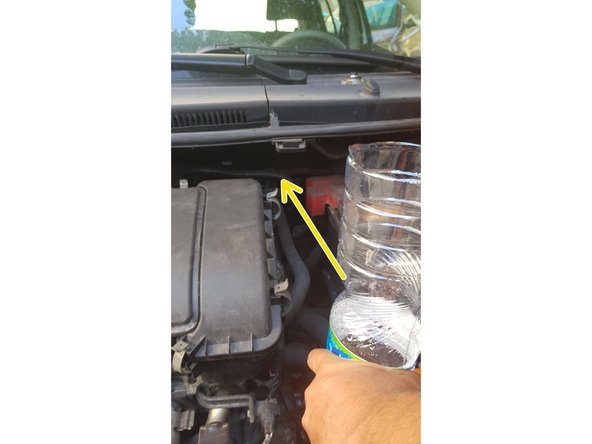 Il n'y a pas de vis de purge sur ce modèle et le vase d'expansion n'étant pas le point le plus haut j'ai utilisé une bouteille en plastique pour que l'air (qui reste toujours au point le plus haut) s'échappe par la bouteille.