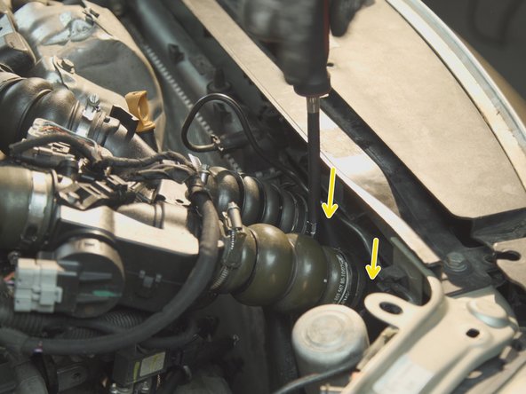 Répéter l'opération sur les deux colliers du bas des durites