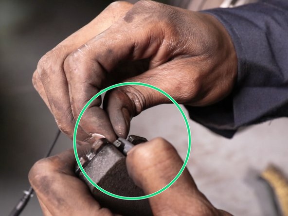 Installer le témoin d'usure en l’insérant sur le coin d'une plaquette