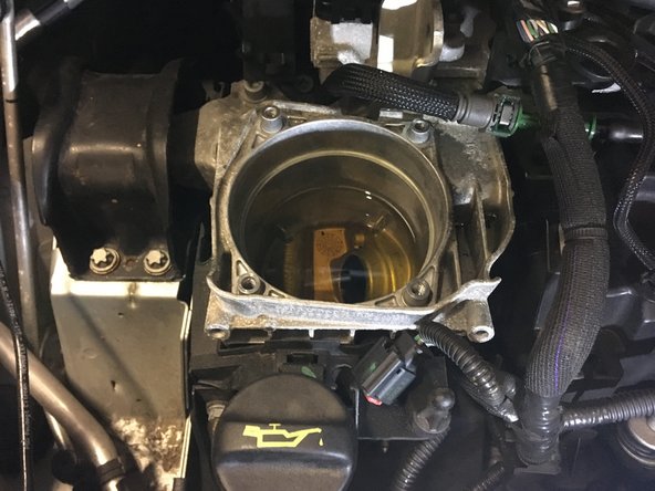 Refermer le bloc du filtre a carburant en le clipsant jusqu'au bout