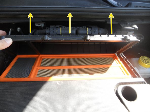 Astuce 1 : comme pour les vis de roues, débloquer chacune des vis dans un premier temps, puis finir de les dévisser