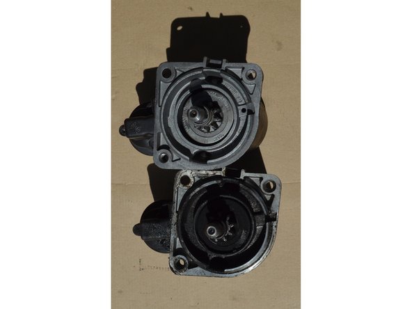 Il y a une cosse sur le neuf qui n'est pas présente sur l'ancien, ce n'est pas grave.