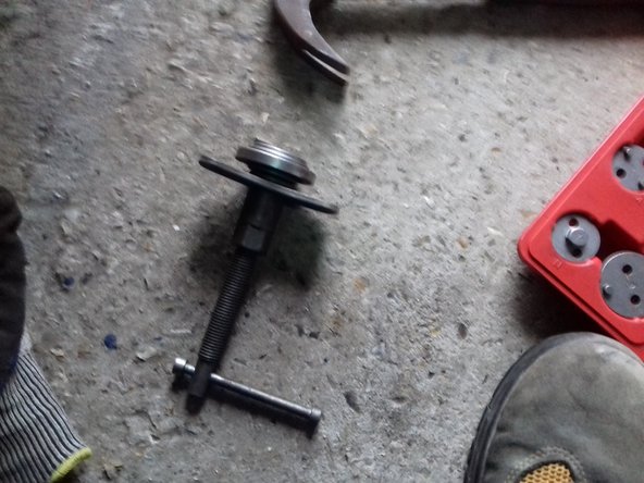 Je prépare les éléments nécessaires pour utilisation de mon kit de repousse piston.