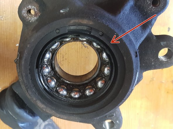 Retirez le circlip à l'aide d'une pince adaptée.