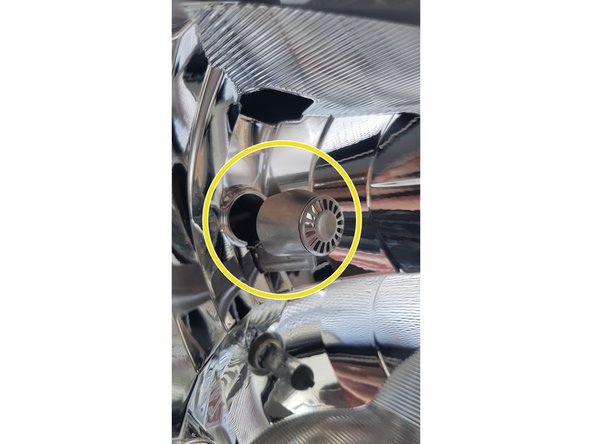 Nous allons retiré l'ampoule des feux de croisement.