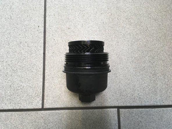 Desserrer le filtre à huile a l'aide de la clé a sangle