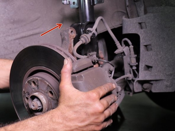 Guider le porte moyeu en face des trous de l'amortisseur