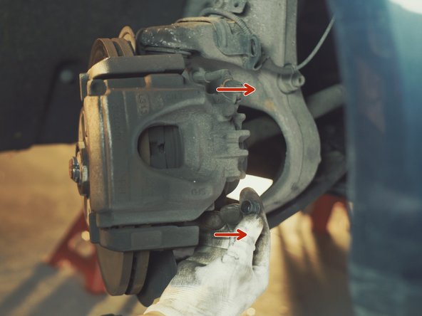 Retirer les deux capuchons des colonnettes d'étrier en tirant simplement dessus