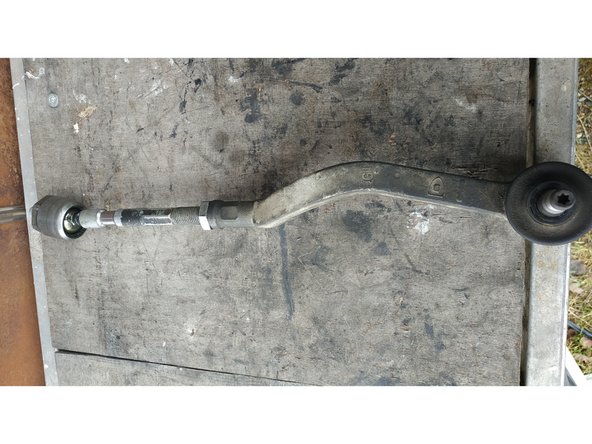 Du coup, on va remettre en place l'écrou de verrouillage sur l'ancienne rotule intérieure, visser la rotule extérieure en comptant le nombre de tours et positionner l'écrou bien à fleur.