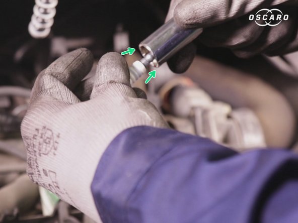 Plonger delicatement la bougie dans son puit