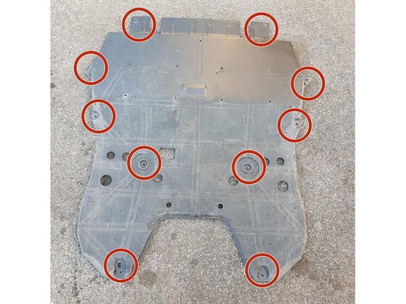 Nous pouvons maintenant avoir accès au bouchon de vidange d'huile moteur.