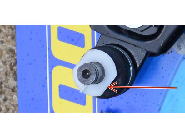 Assurez-vous que la petite plaque en plastique blanc est bien présente et dans le bon sens (petit picots vers le haut - pour s'insérer dans la fusée).