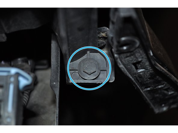 Deuxième vis, également sur l'aile mais sous le phare.