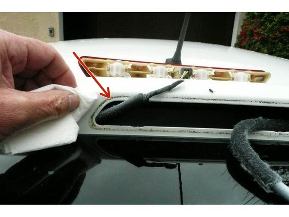 Nettoyer soigneusement la portée de joint ainsi que le joint lui-même.