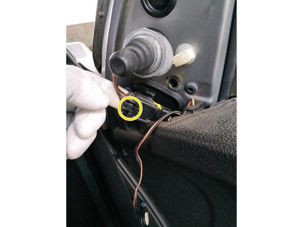 pour débrancher la prise, appuyer sur la languette (entourée en jaune)