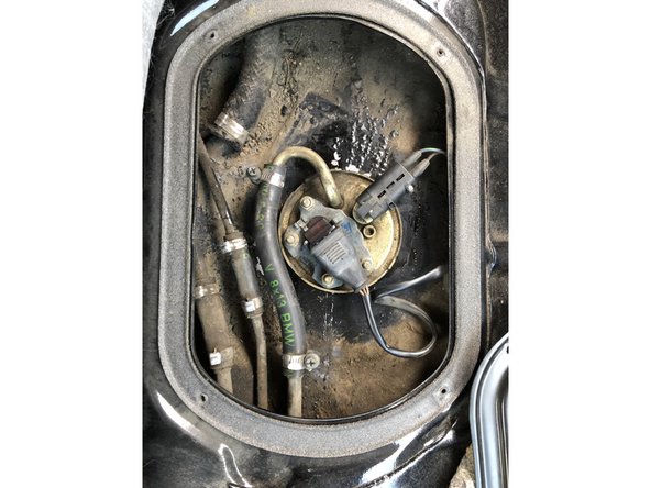 Dévisser les 4 vis de la plaque de fermeture avec un tournevis cruciforme