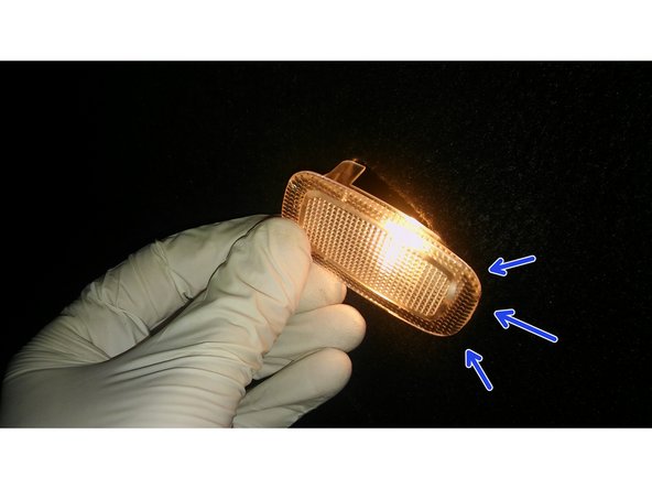 
For reassembly, first position the right part of the bulb holder in the partition.
