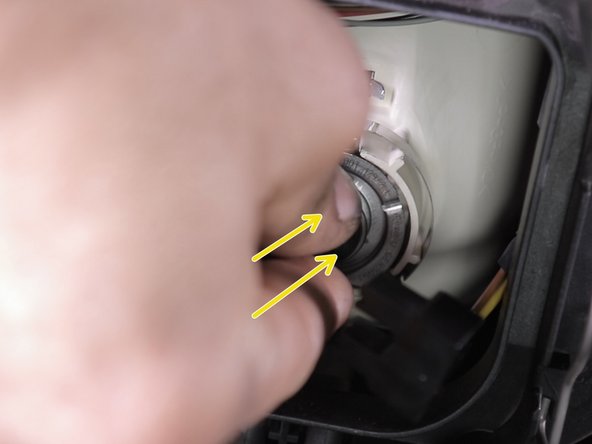 Placer la nouvelle ampoule en la poussant vers le haut