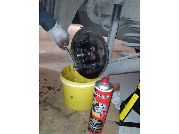 Nettoyage le flasque avec du nettoyant frein et une brosse. Ne pas utiliser de soufflette, le poussière de frein est très toxique !