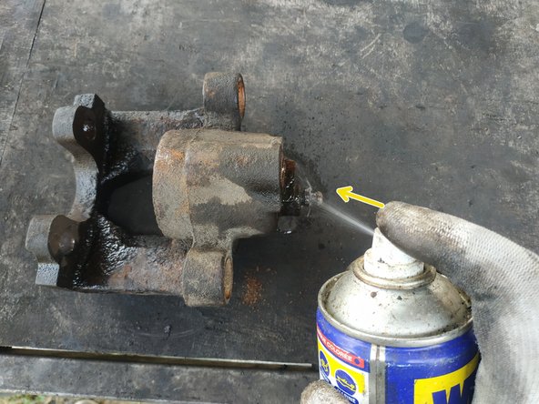 appliquer du dégrippant sur la vis de purge