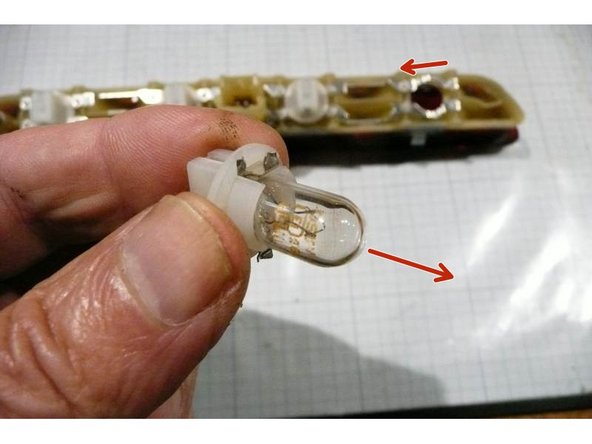 Tourner chaque support de lampe sans dévissage d'un quart de tour puis tirer l'ampoule W5W vers l'avant et remplacer la par une neuve