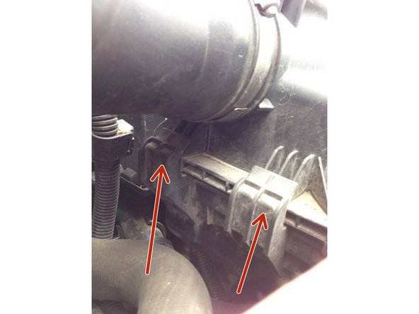 Remettez les 4 clips qui se trouvent autour de la boite à air en faisant simplement levier.