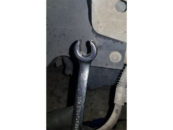 L'eau annule l'effet corrosif du liquide de frein donc s'il a coulé sur votre voiture pulvériser de l'eau dessus.