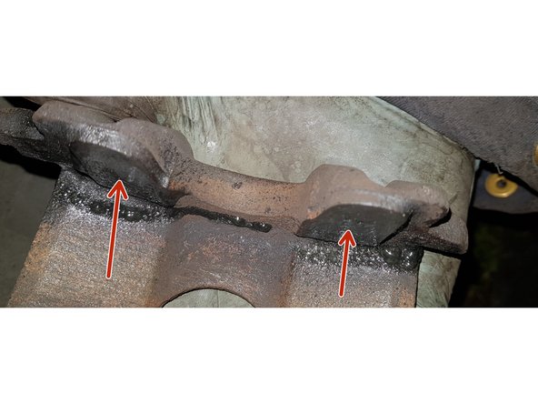 Pulvérisez de l'anti-bruits sur l'étrier et le dos des plaquettes.