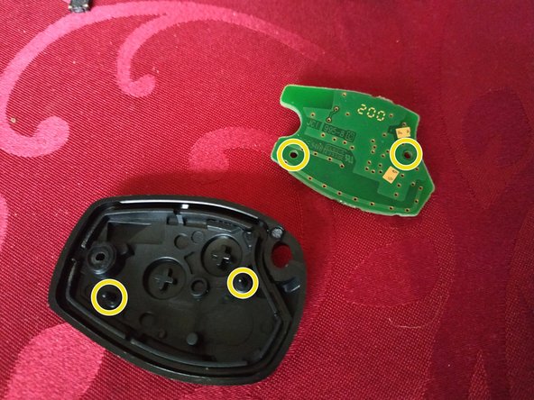 La pile est maintenue par 2 petites languettes en plastique.